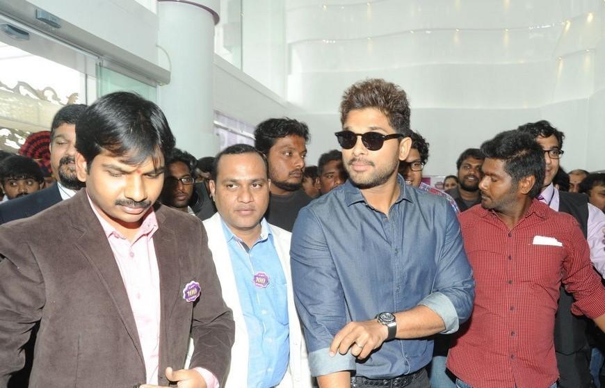 Allu Arjun Launches Lot Mobiles 100th Store