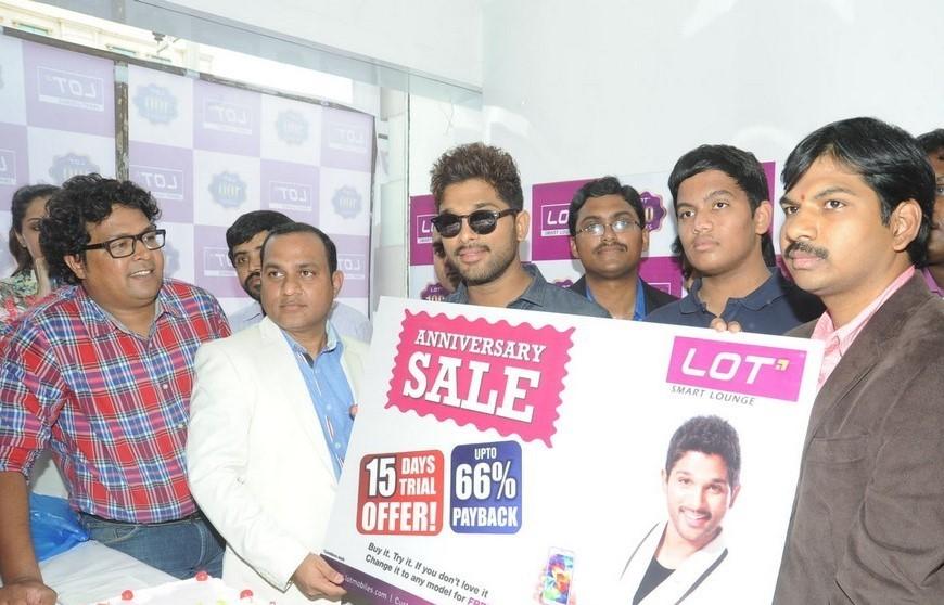 Allu Arjun Launches Lot Mobiles 100th Store