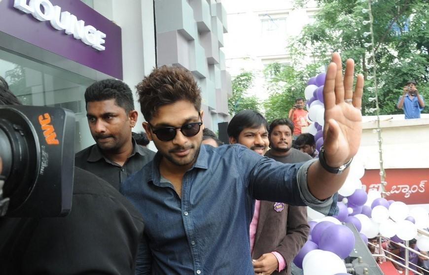 Allu Arjun Launches Lot Mobiles 100th Store