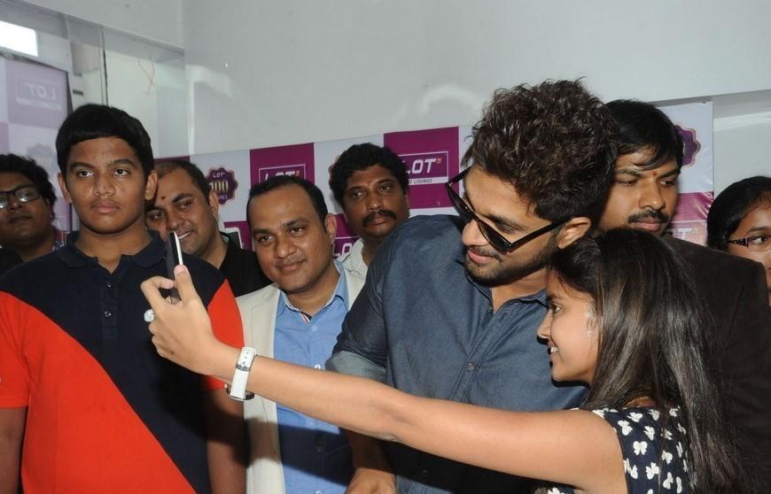 Allu Arjun Launches Lot Mobiles 100th Store