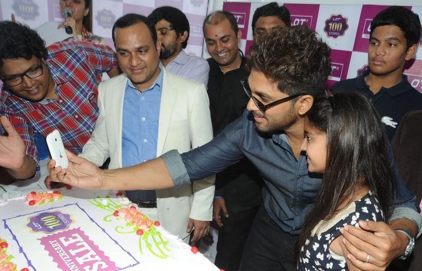 Allu Arjun Launches Lot Mobiles 100th Store