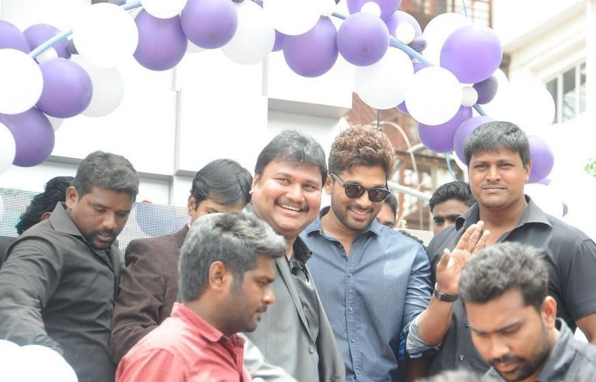 Allu Arjun Launches Lot Mobiles 100th Store