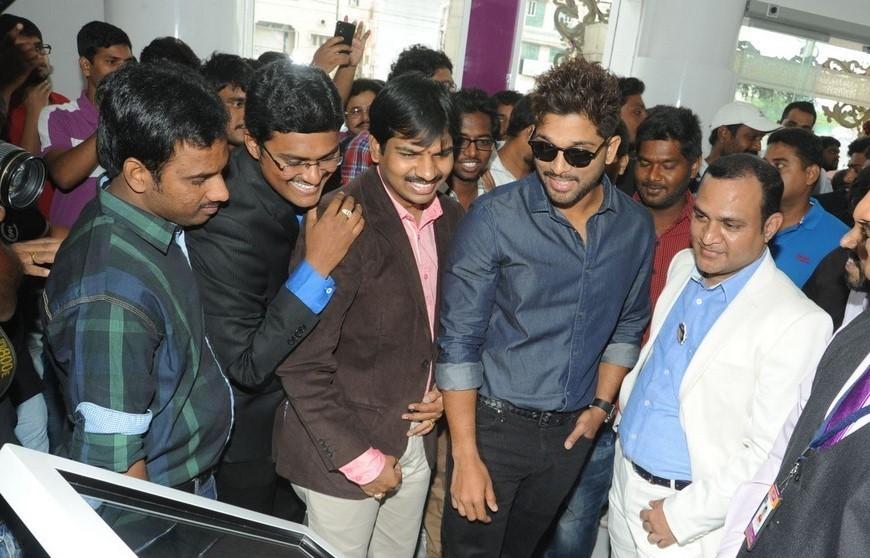 Allu Arjun Launches Lot Mobiles 100th Store