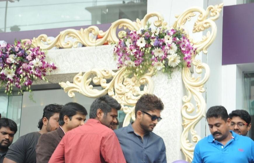 Allu Arjun Launches Lot Mobiles 100th Store