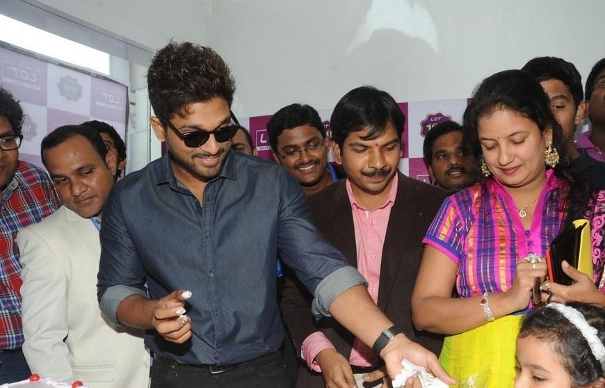 Allu Arjun Launches Lot Mobiles 100th Store