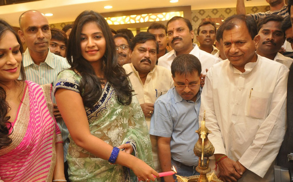 Anjali Launches Priyanka Shopping Mall Stills