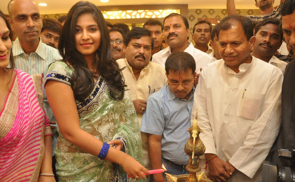 Anjali Launches Priyanka Shopping Mall Stills