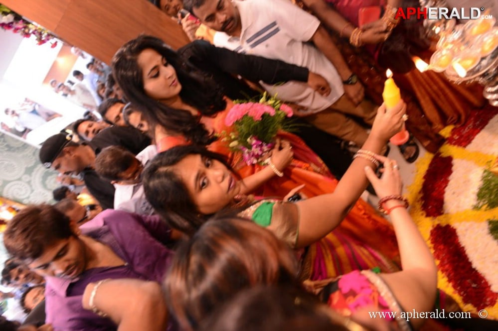 Anushka Launches Kalamandir Showroom