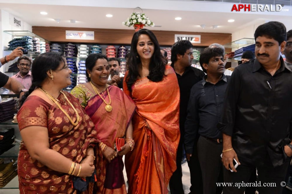 Anushka Launches Kalamandir Showroom
