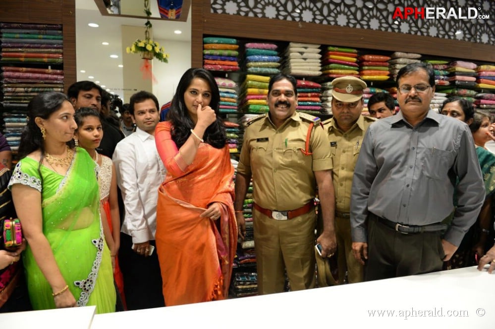 Anushka Launches Kalamandir Showroom