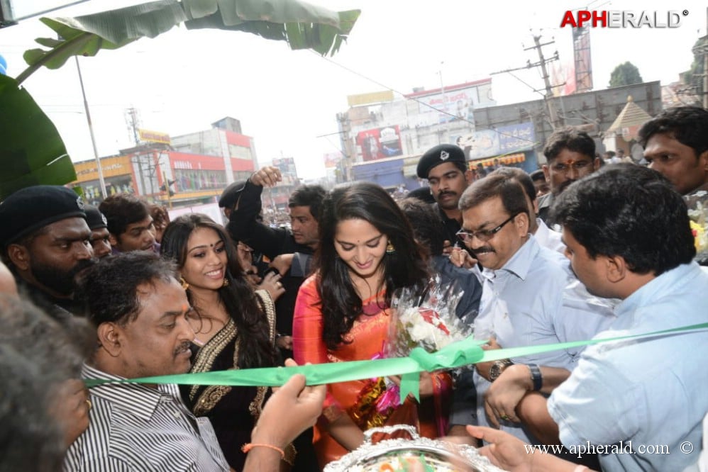 Anushka Launches Kalamandir Showroom