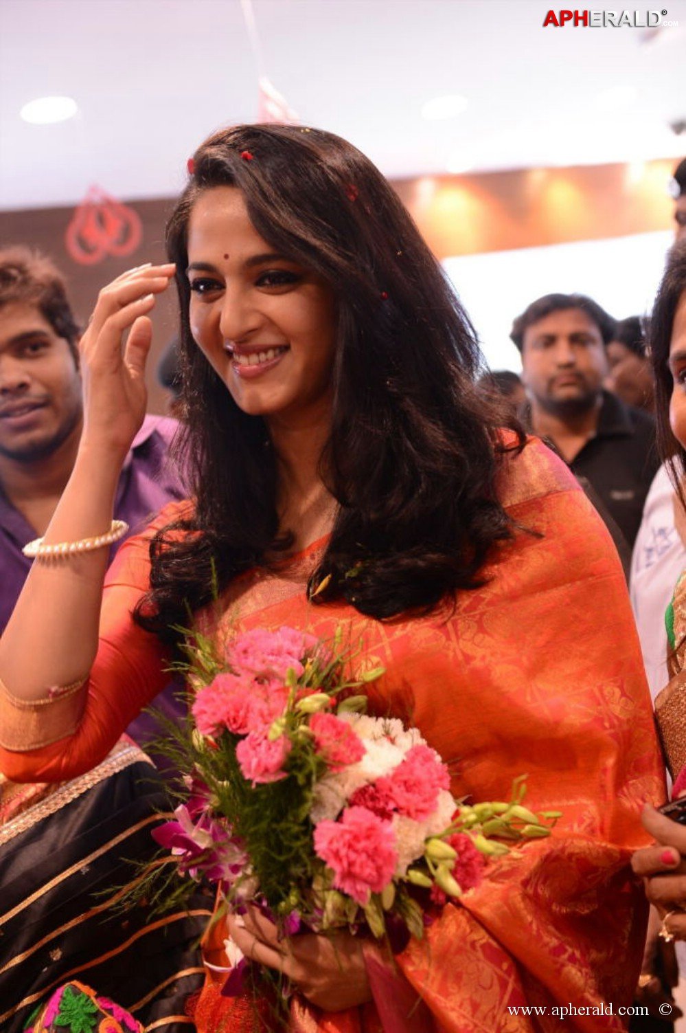 Anushka Launches Kalamandir Showroom