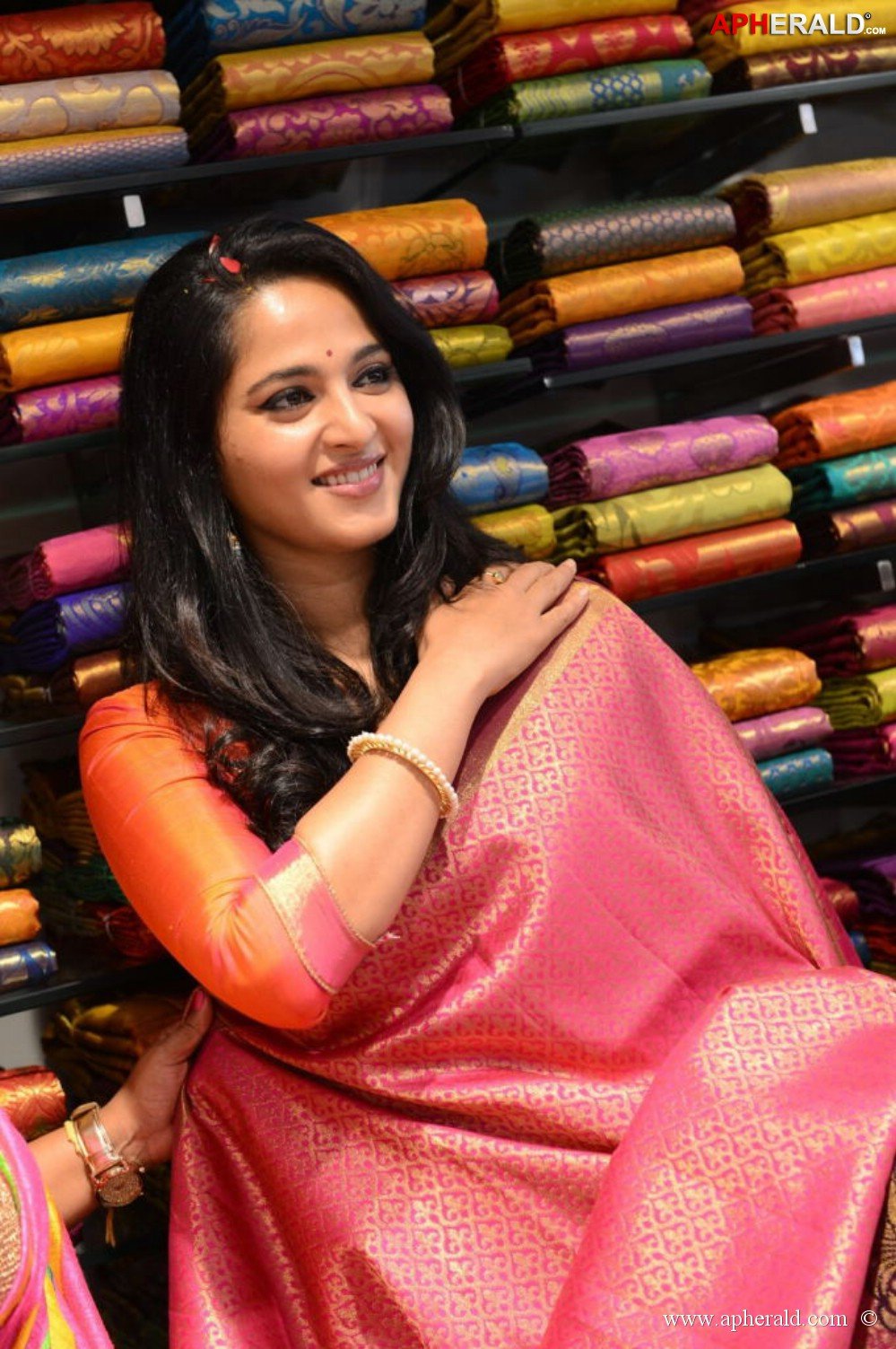 Anushka Launches Kalamandir Showroom