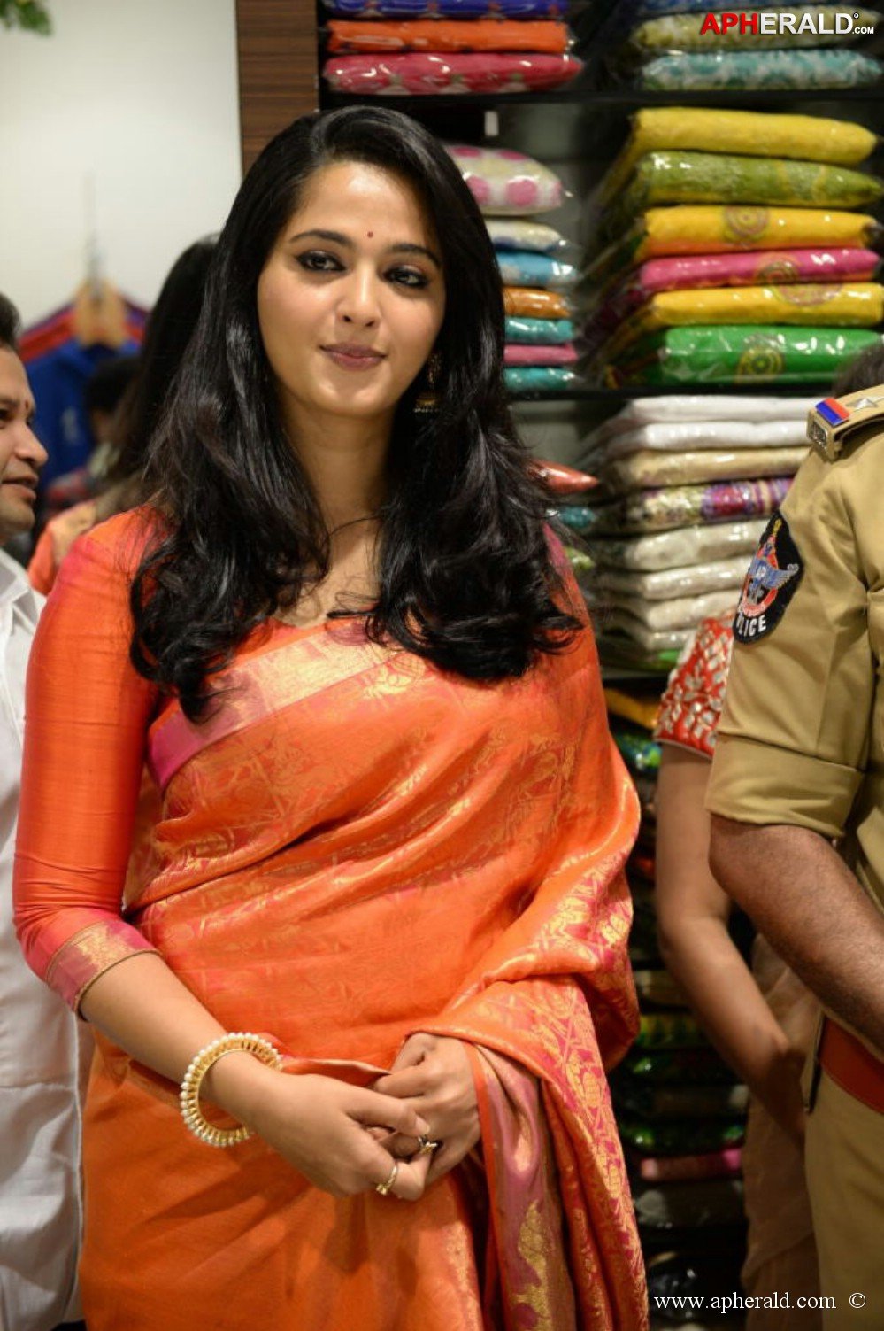 Anushka Launches Kalamandir Showroom