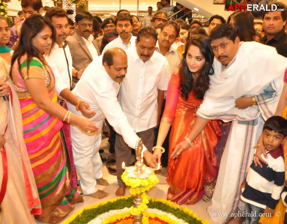 Anushka Launches Kalamandir Showroom