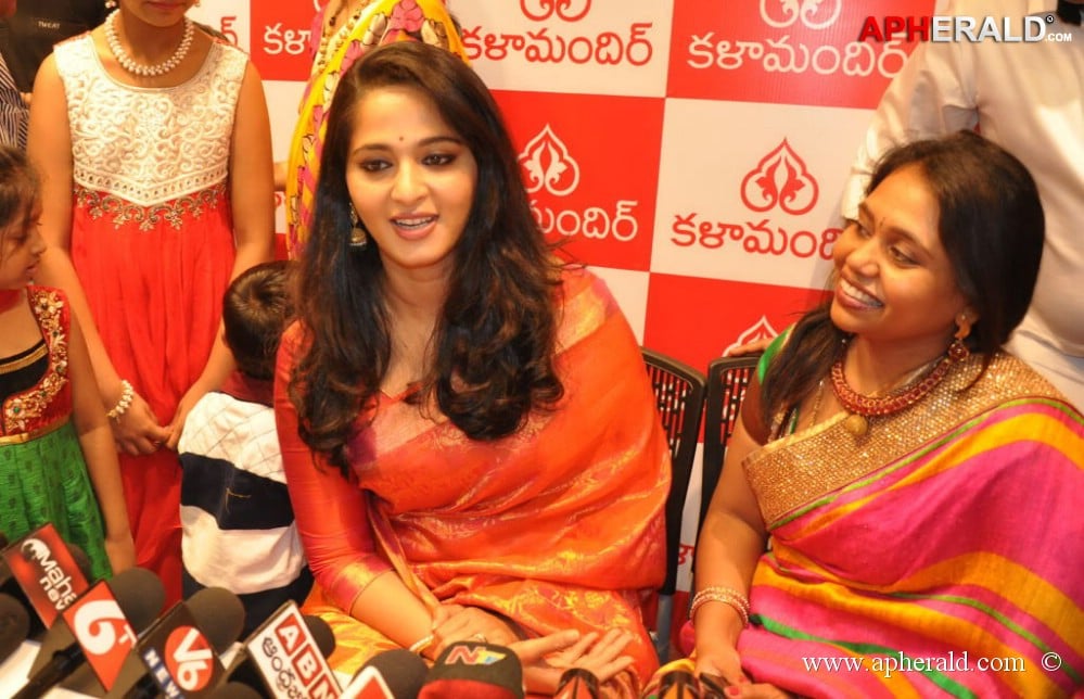 Anushka Launches Kalamandir Showroom