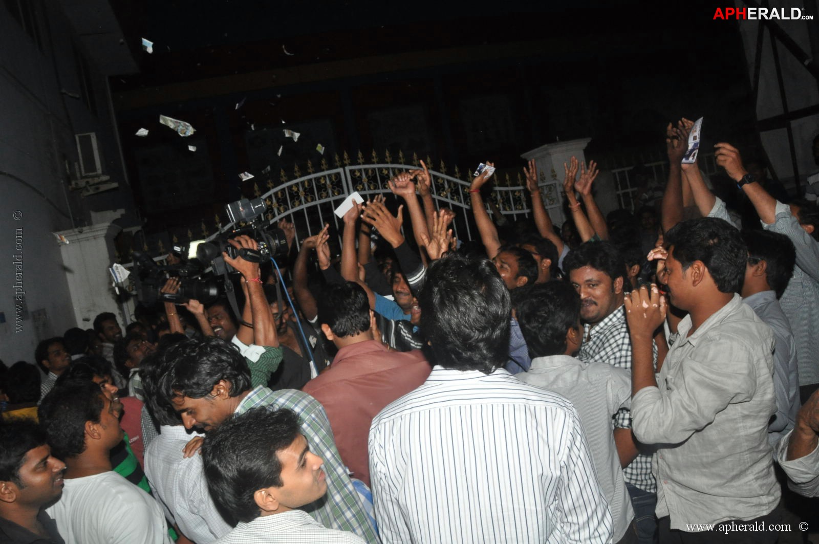 Attarintiki Daredi Theatres Hungama