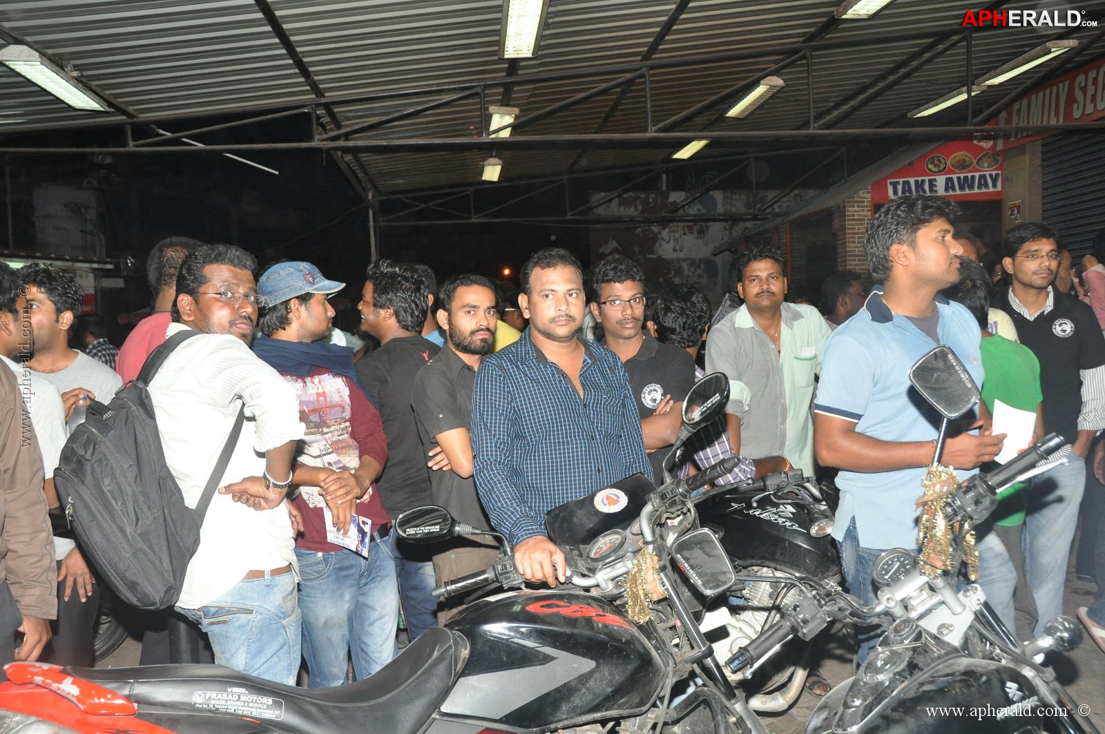 Attarintiki Daredi Theatres Hungama