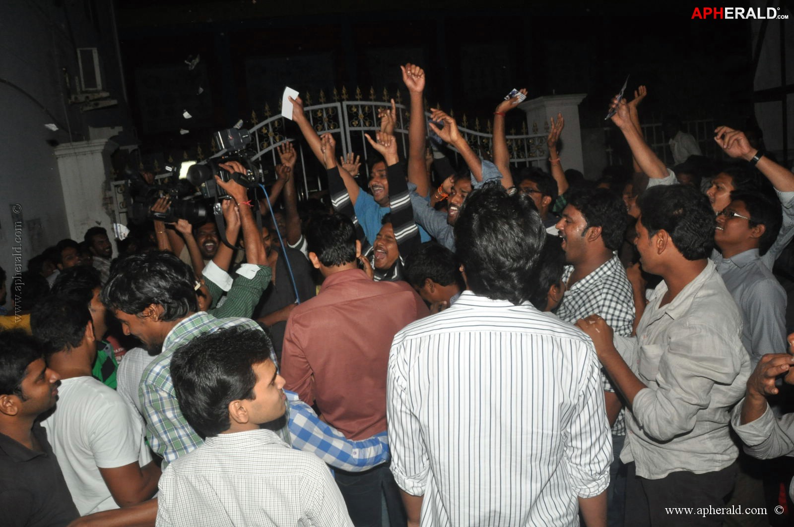 Attarintiki Daredi Theatres Hungama