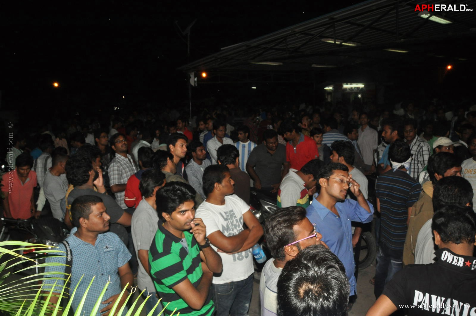 Attarintiki Daredi Theatres Hungama