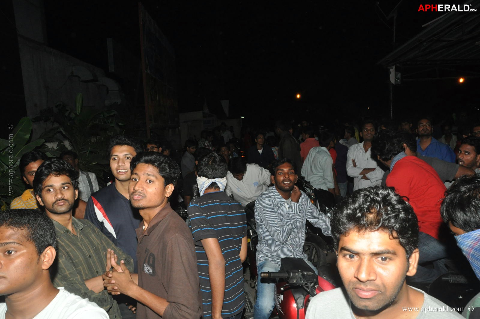 Attarintiki Daredi Theatres Hungama