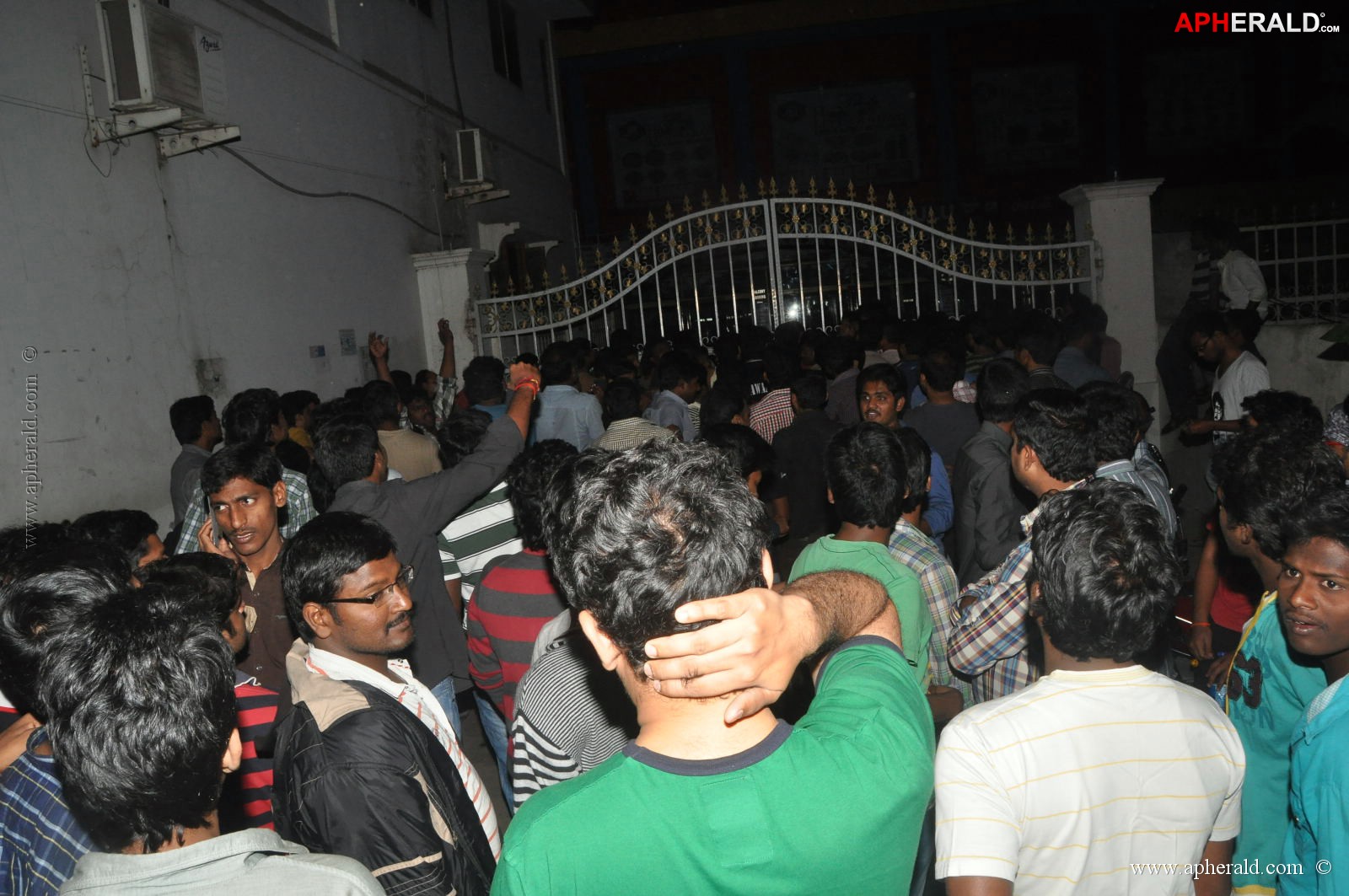 Attarintiki Daredi Theatres Hungama