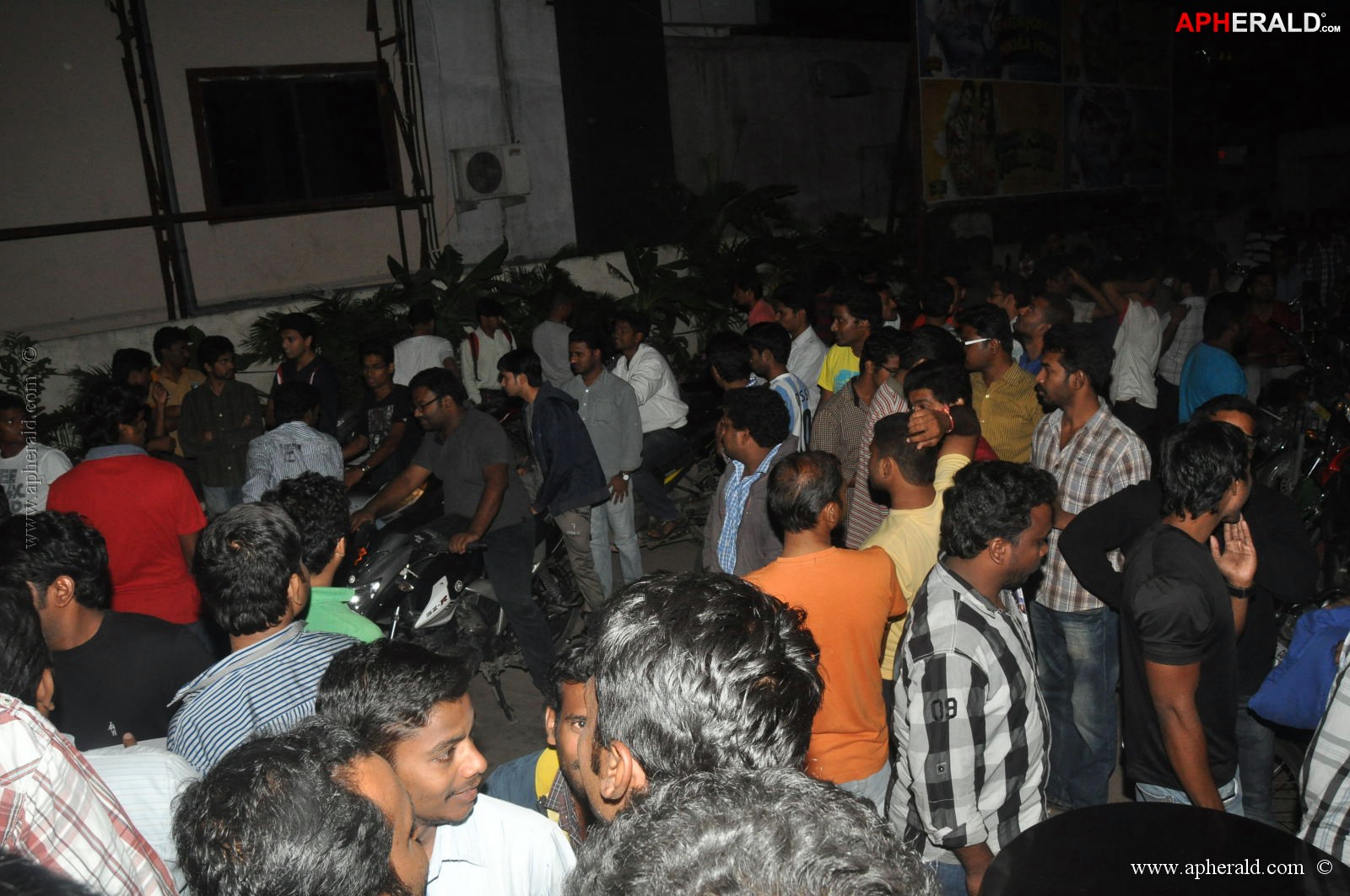 Attarintiki Daredi Theatres Hungama