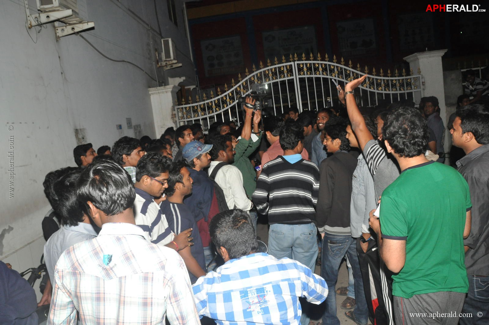 Attarintiki Daredi Theatres Hungama