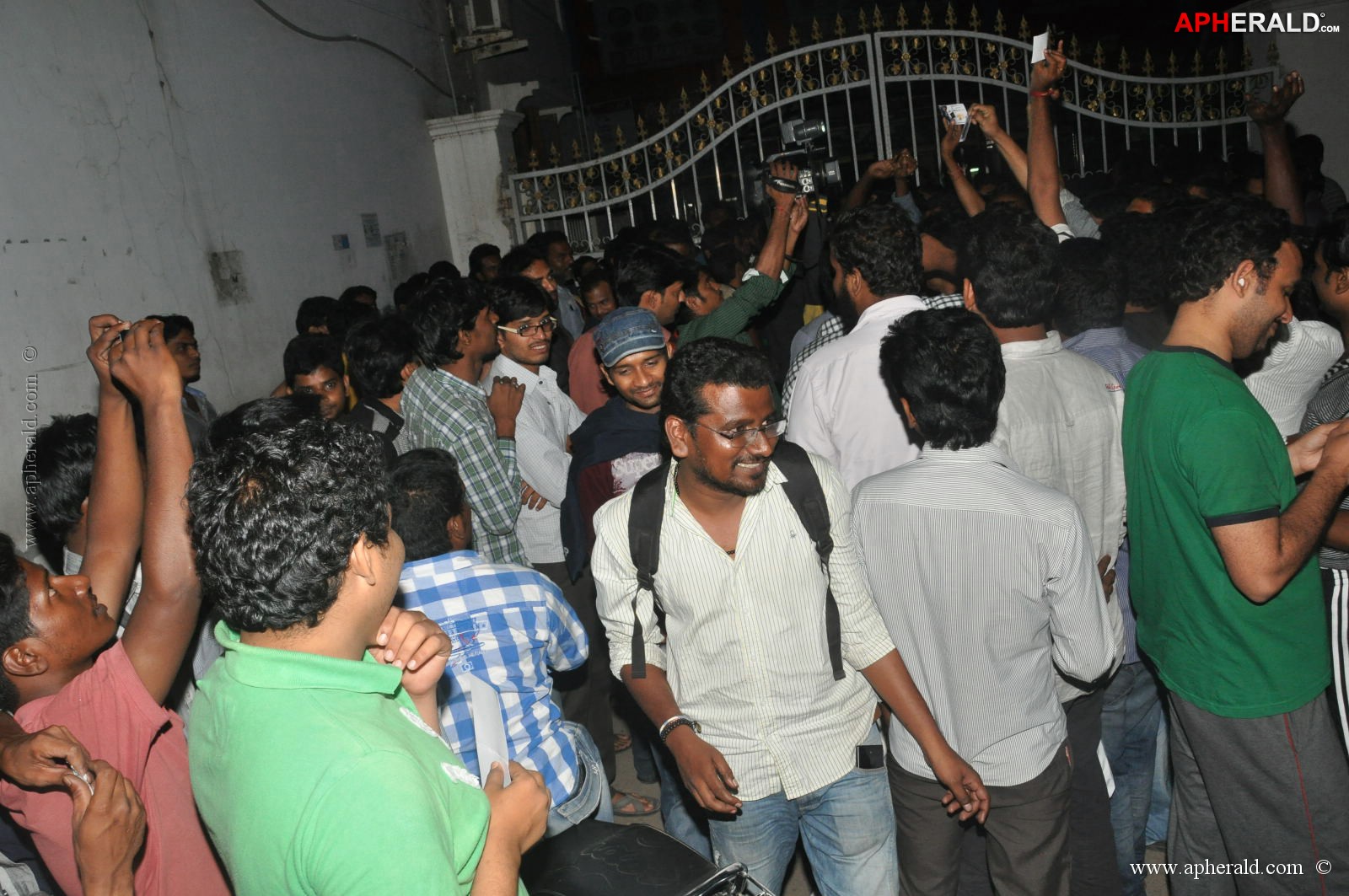 Attarintiki Daredi Theatres Hungama