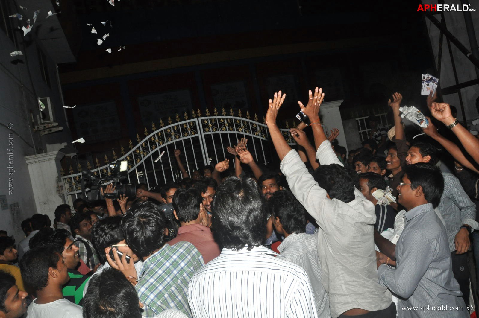 Attarintiki Daredi Theatres Hungama