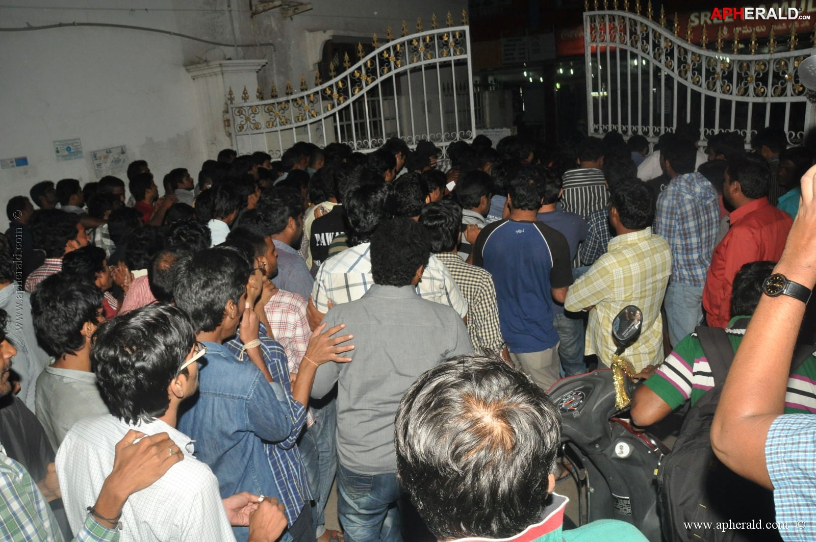 Attarintiki Daredi Theatres Hungama