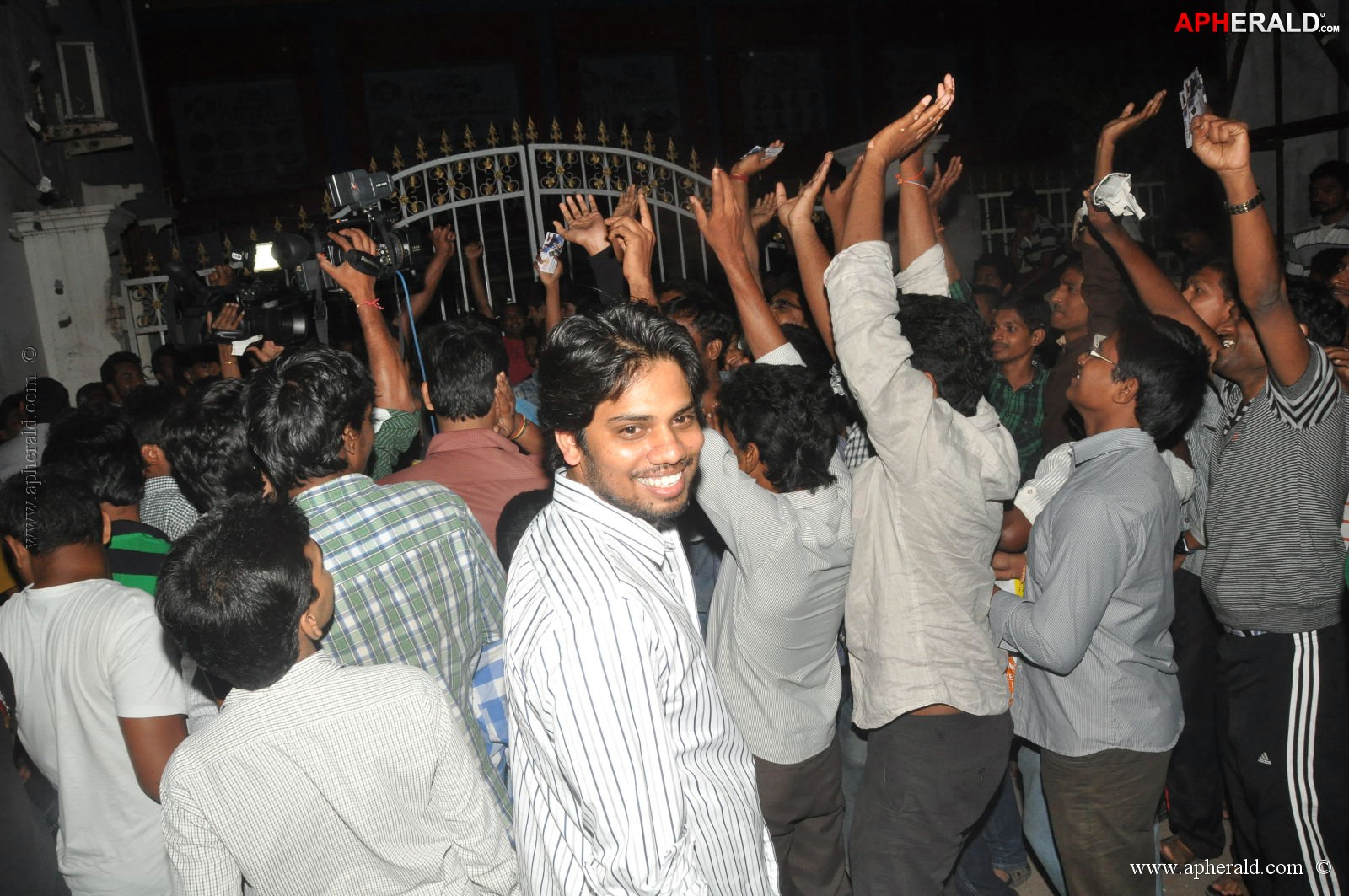 Attarintiki Daredi Theatres Hungama