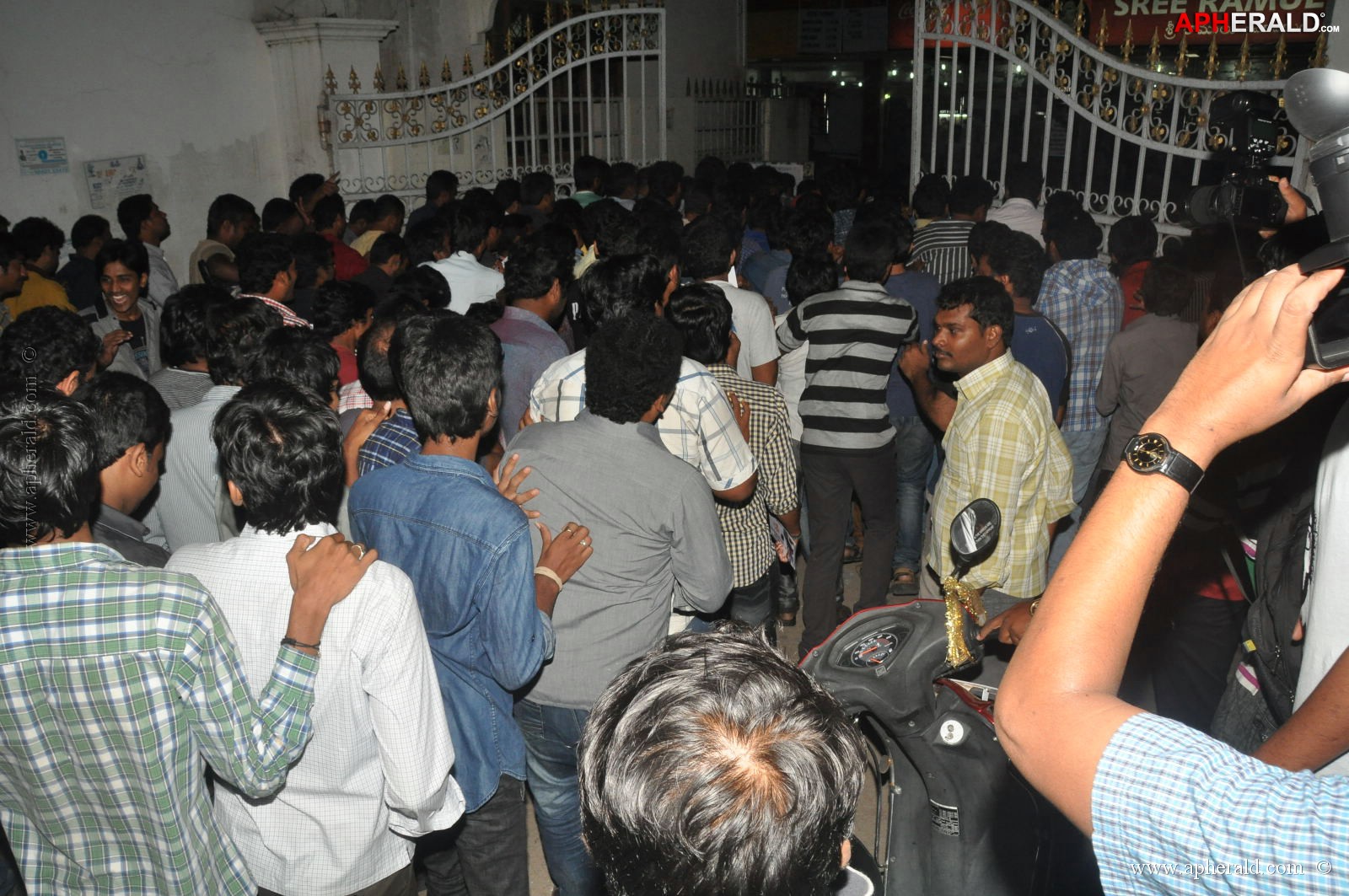 Attarintiki Daredi Theatres Hungama