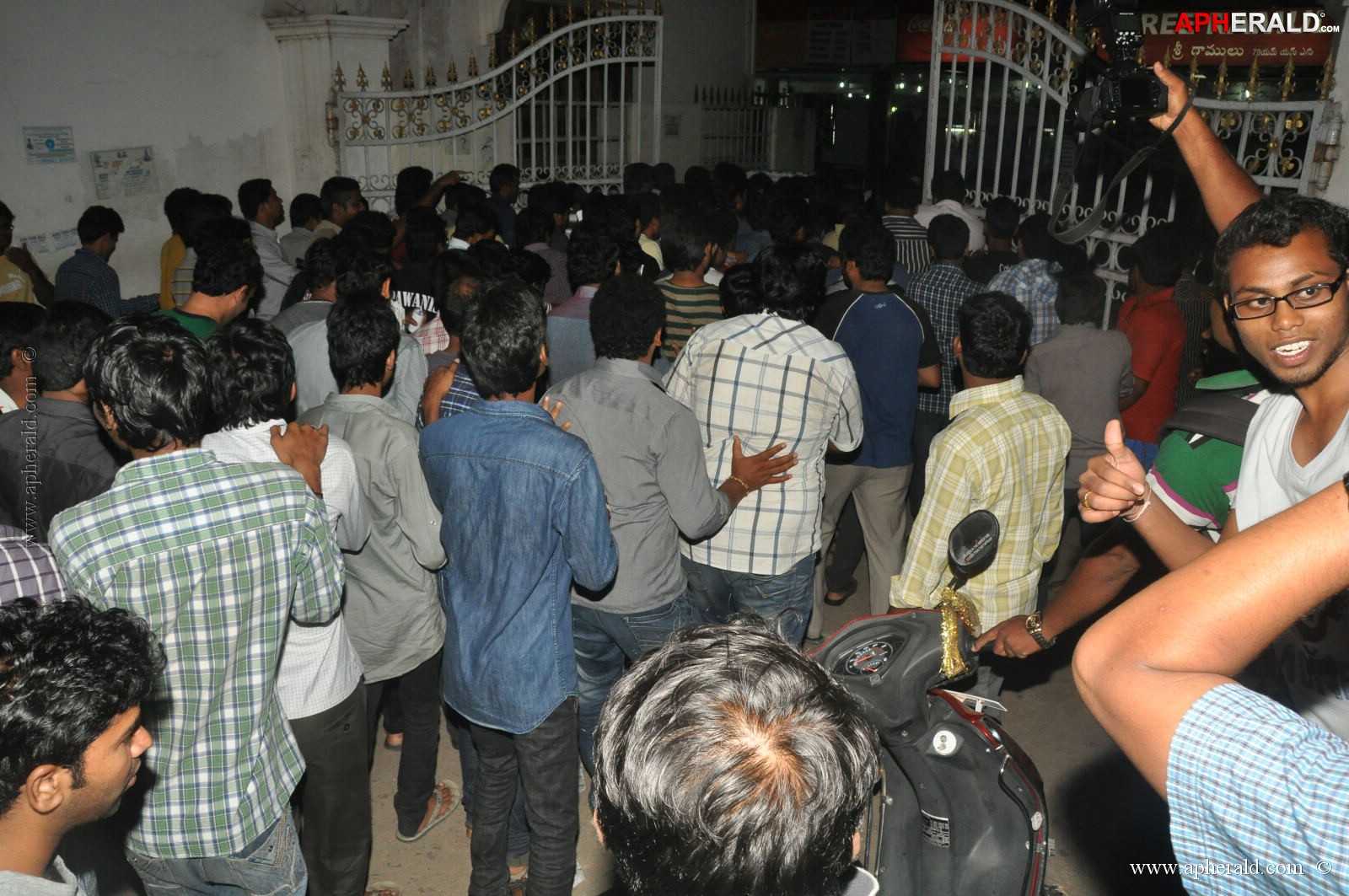 Attarintiki Daredi Theatres Hungama