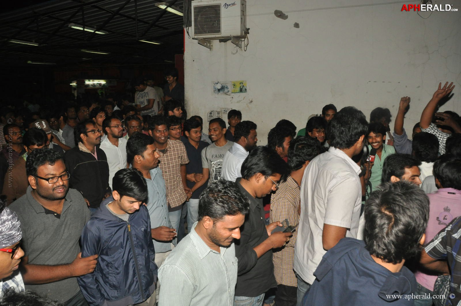 Attarintiki Daredi Theatres Hungama