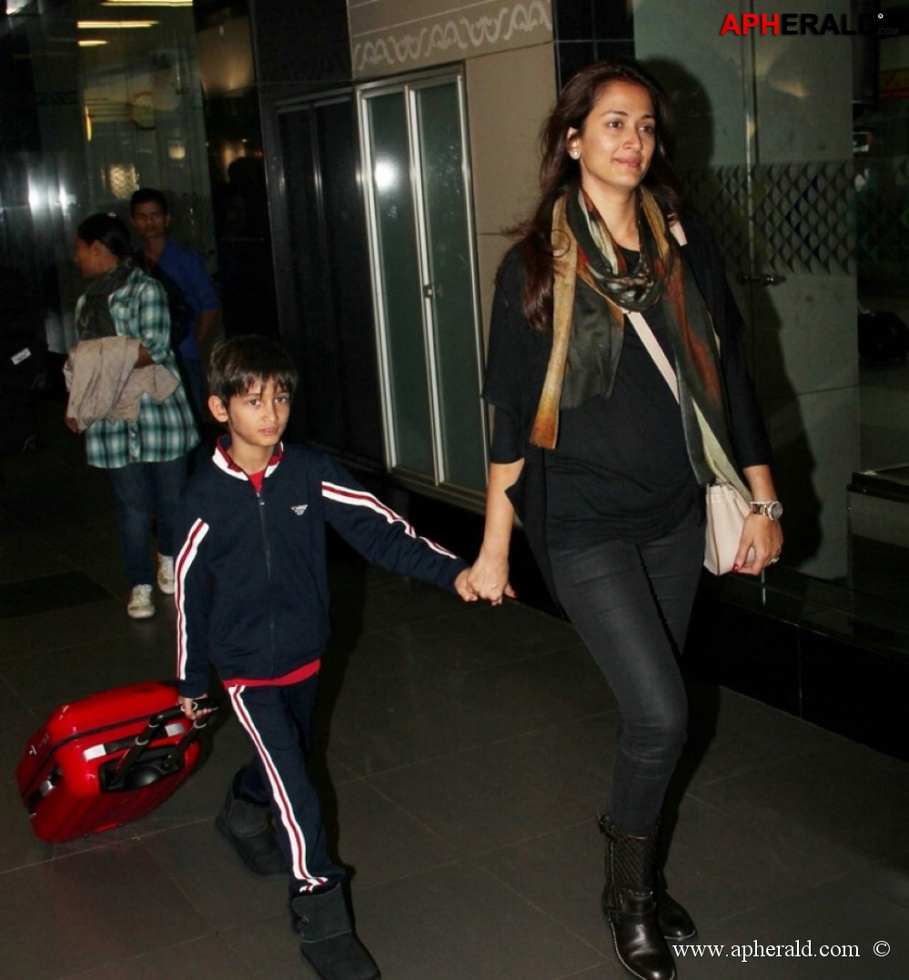 Bolly Celebs Snapped at Airport