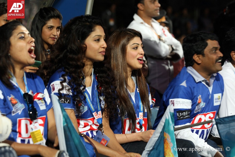 CCL 4 Karnataka Bulldozers Vs Bengal Tigers Photos