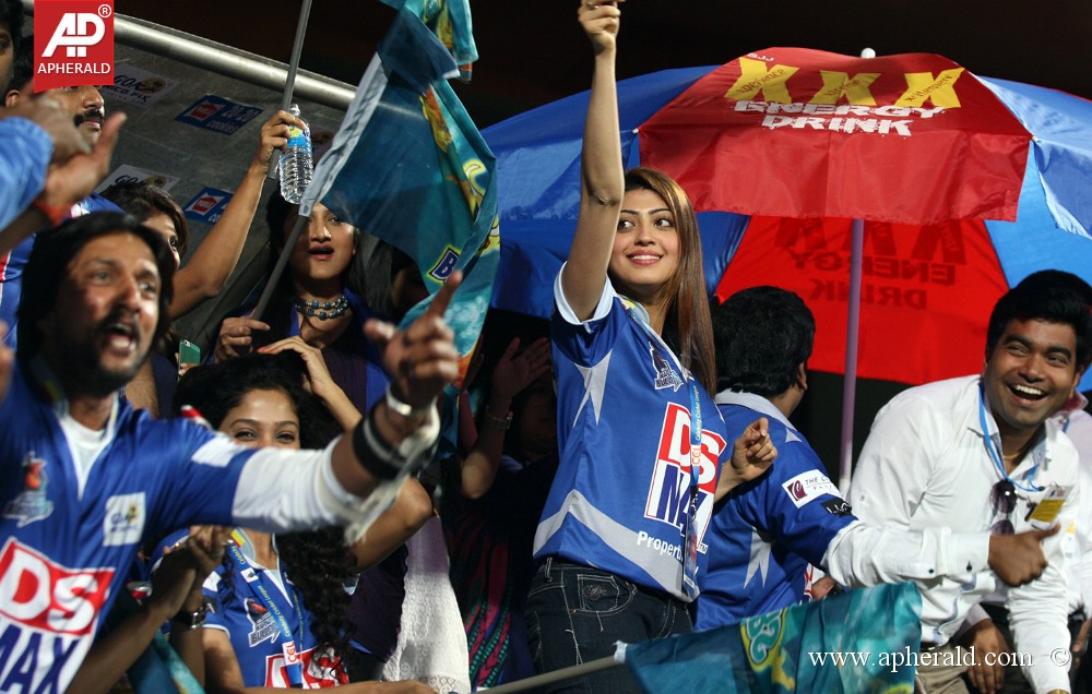 CCL 4 Karnataka Bulldozers Vs Bengal Tigers Photos