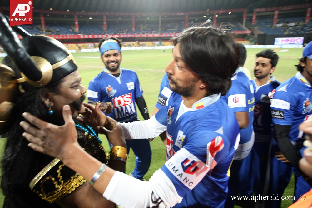 CCL 4 Karnataka Bulldozers Vs Bengal Tigers Photos