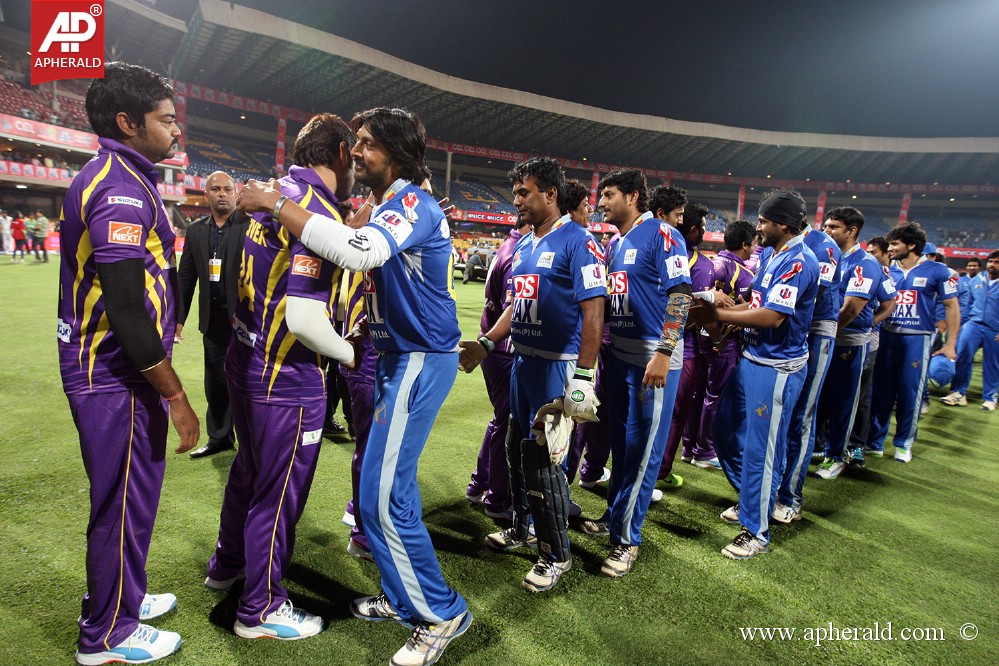 CCL 4 Karnataka Bulldozers Vs Bengal Tigers Photos