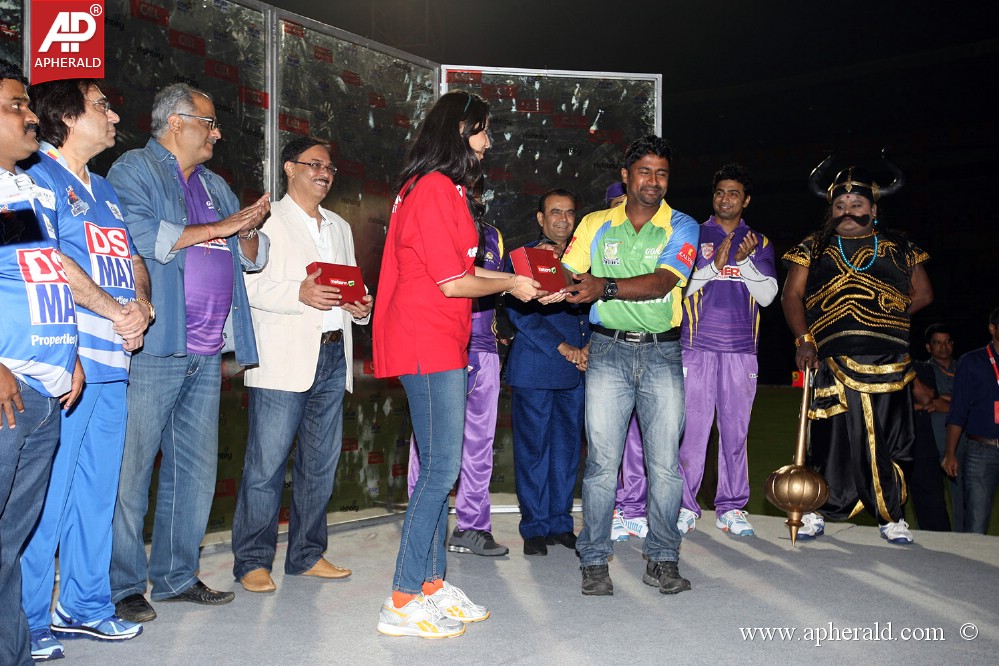 CCL 4 Karnataka Bulldozers Vs Bengal Tigers Photos