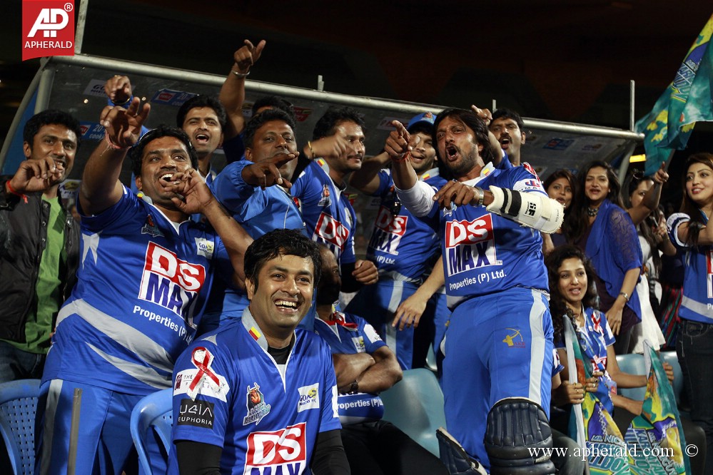 CCL 4 Karnataka Bulldozers Vs Bengal Tigers Photos