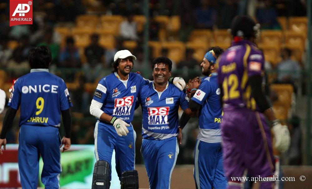 CCL 4 Karnataka Bulldozers Vs Bengal Tigers Photos