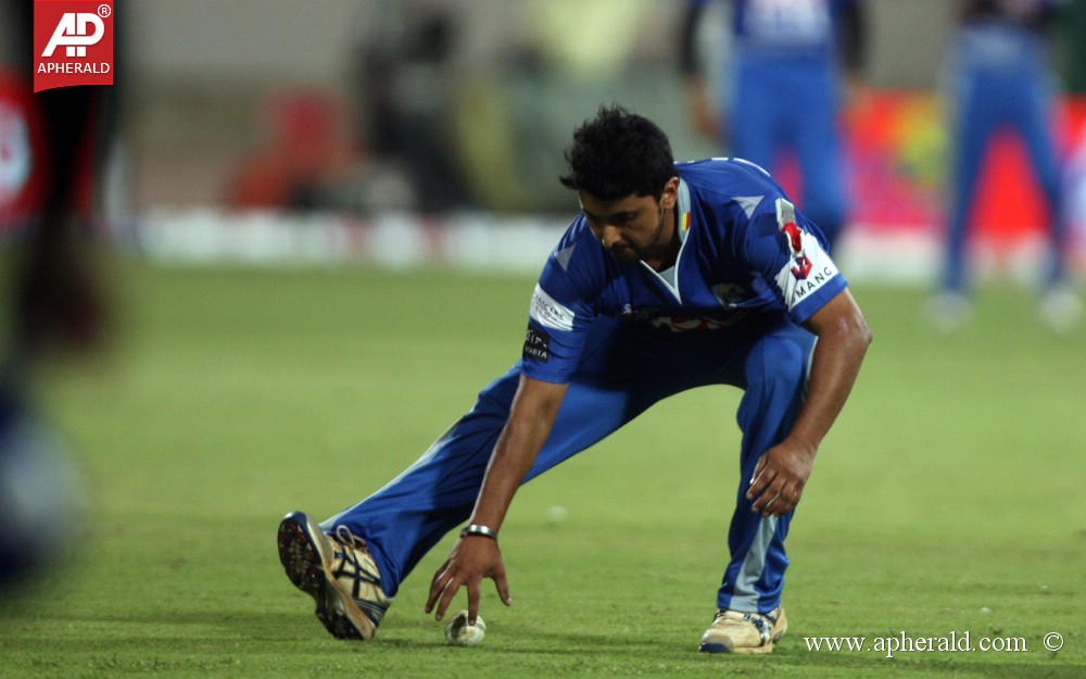 CCL 4 Karnataka Bulldozers Vs Bengal Tigers Photos