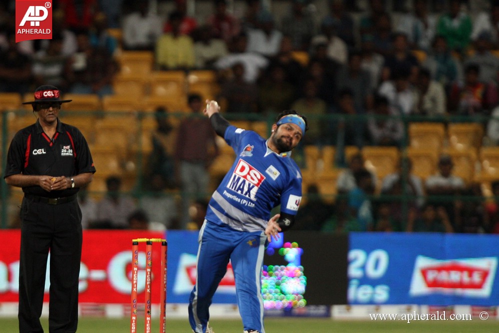 CCL 4 Karnataka Bulldozers Vs Bengal Tigers Photos