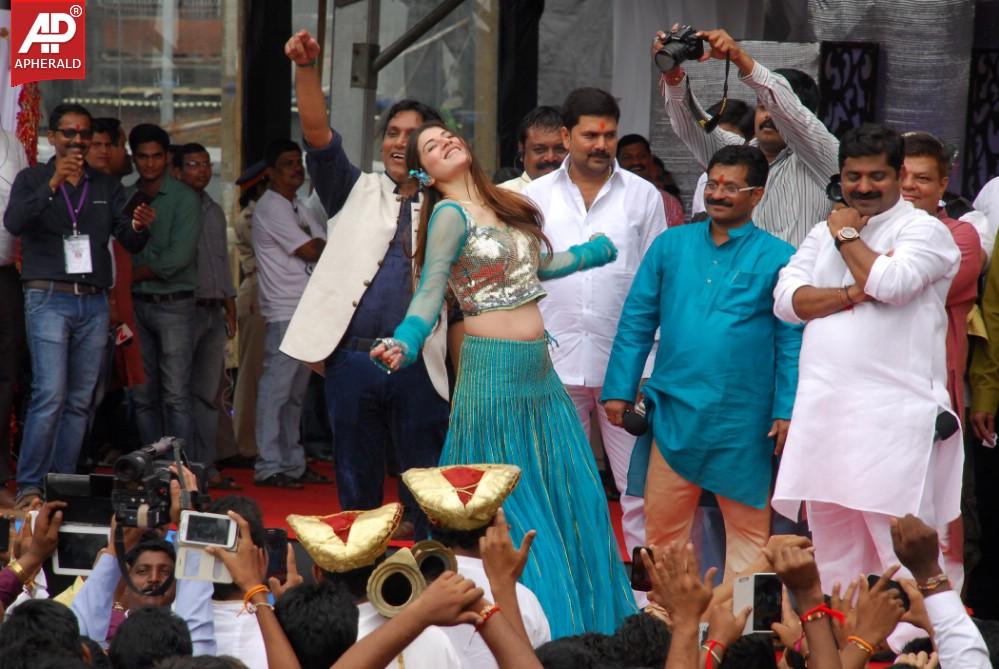 Celebrities at Dahi Handi 2014 Celebrations