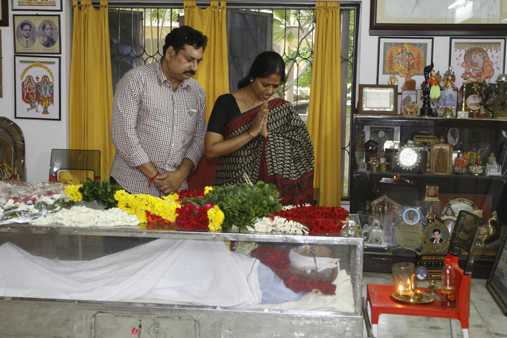 Celebrities Pay Tribute To Bapu