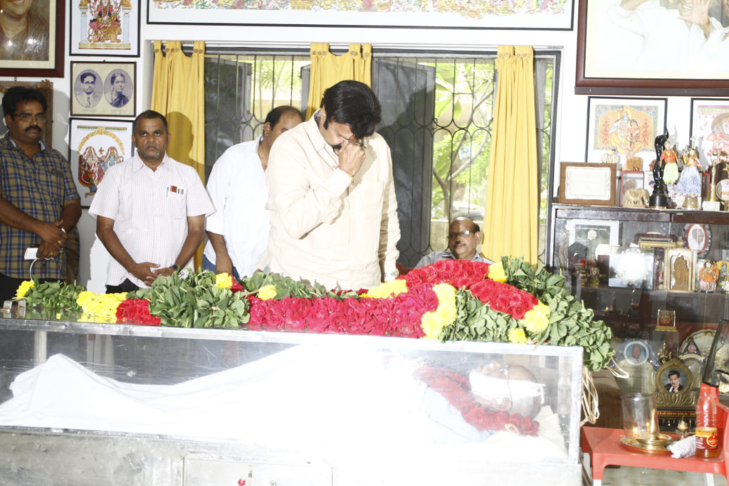 Celebrities Pay Tribute To Bapu