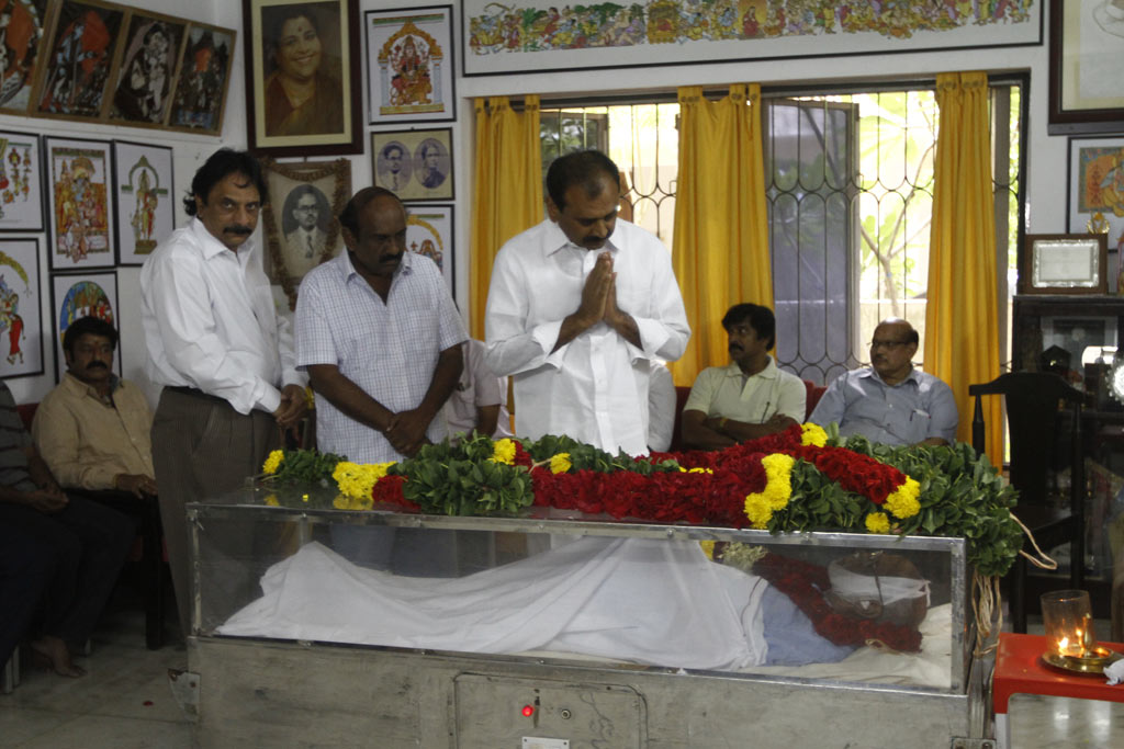 Celebrities Pay Tribute To Bapu