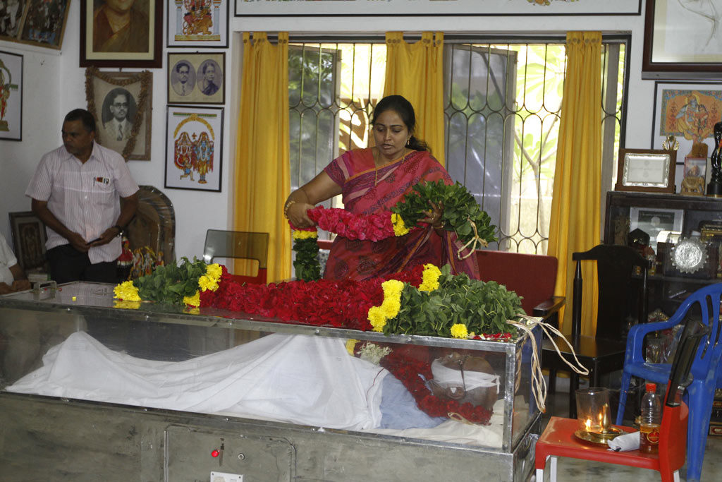 Celebrities Pay Tribute To Bapu